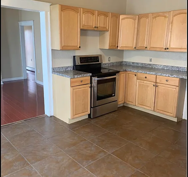 382 E Grove St — Photo 5