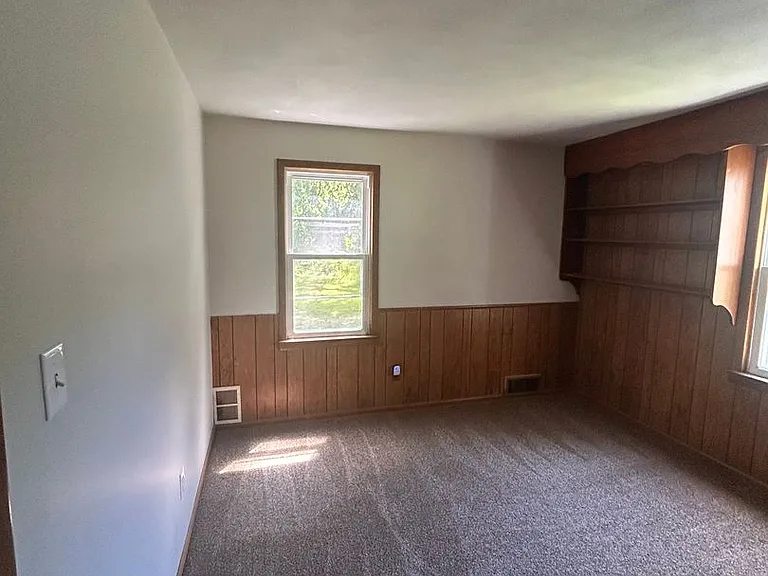 4609 Standish Dr — Photo 2