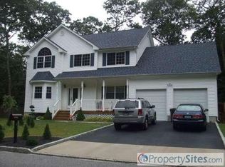 9 Darcy Ave, Manorville, NY 11949