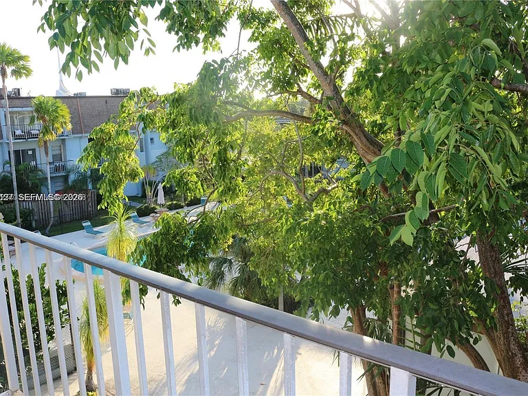 9611 SW 77th Ave #306A — Photo 1