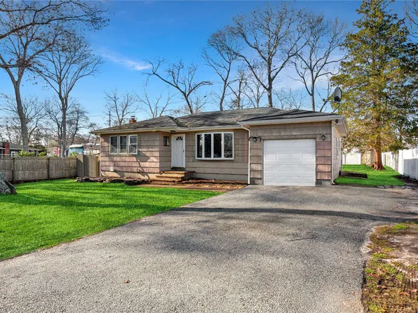 80 Surrey Dr, Center Moriches, NY 11934