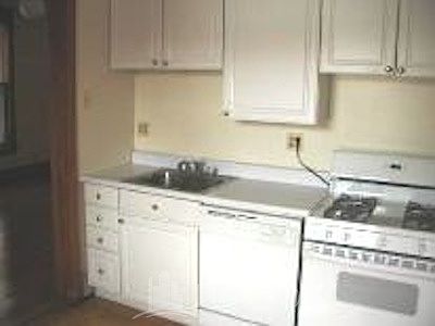 2nd image of 3900 N Greenview Ave #39083