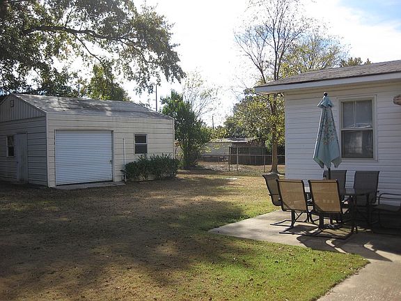 Back of house w/ wired shed