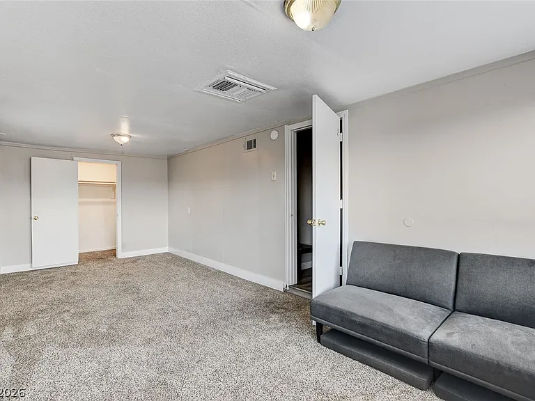 214 W Victory Rd — Photo 25