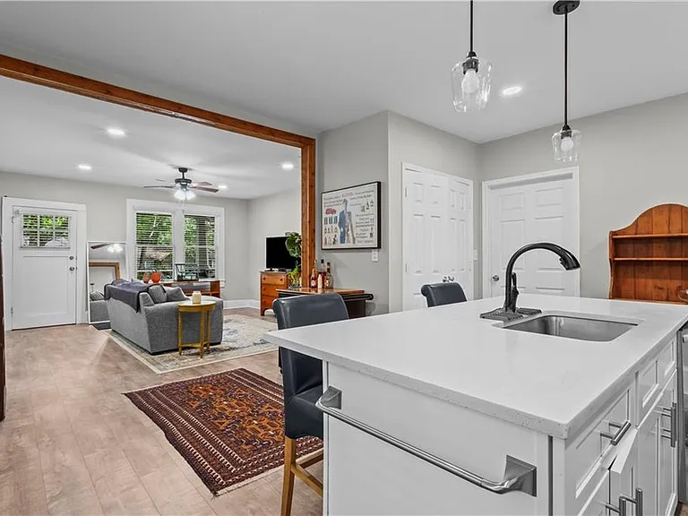 285 Henry St SE — Photo 14