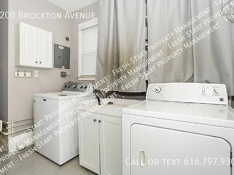 2200 Brockton Ave — Photo 12