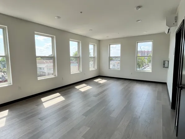 138 Mallory Avenue image 4 of 8