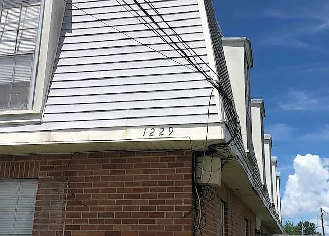 2 bed, 1.0 bath, 900 sqft, $1,300 — Photo 1