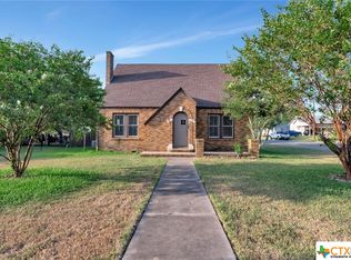 806 E Main St, Cuero, TX 77954