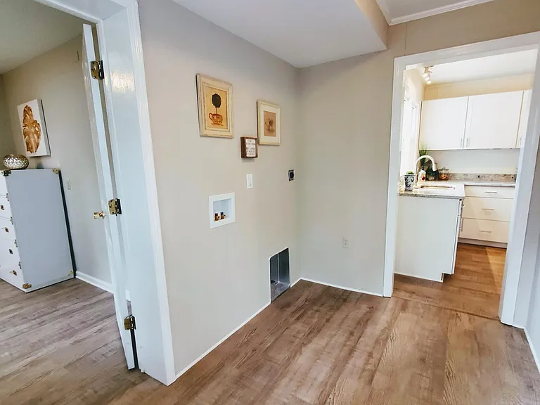 Mud/laundry space