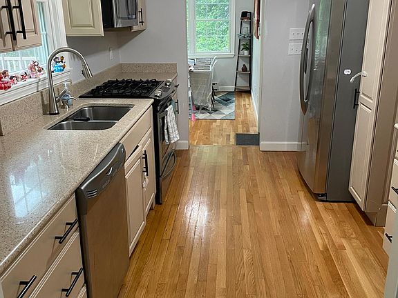 3rd image of 17 Kensington Dr