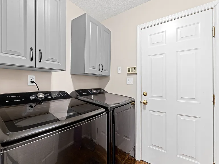 8625 Vanburgh Ct — Photo 10