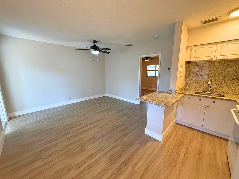 627 NE 10th Ave #4 — Photo 7