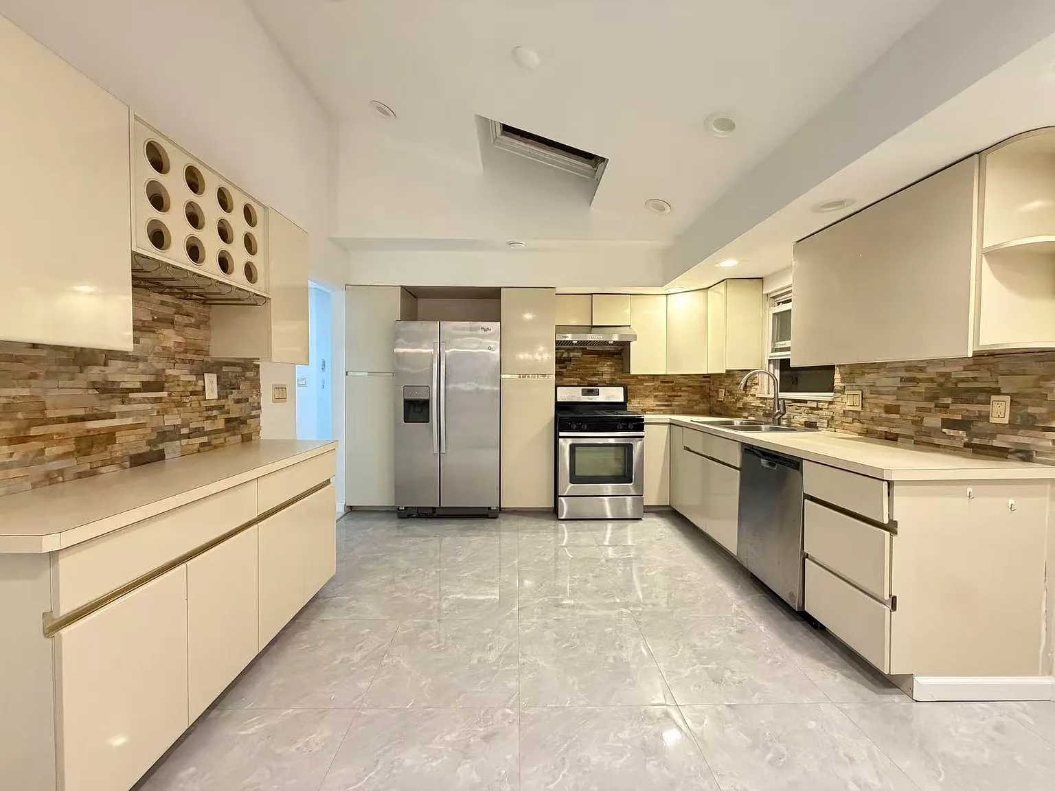 3 bed, 1400 sqft, $3,300 — Photo 2