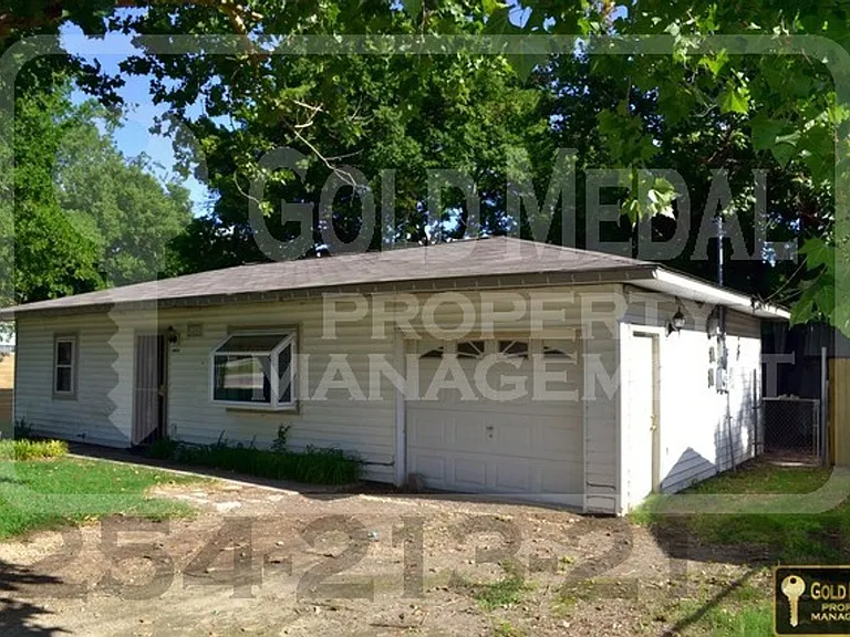 1208 E Avenue H — Photo 3