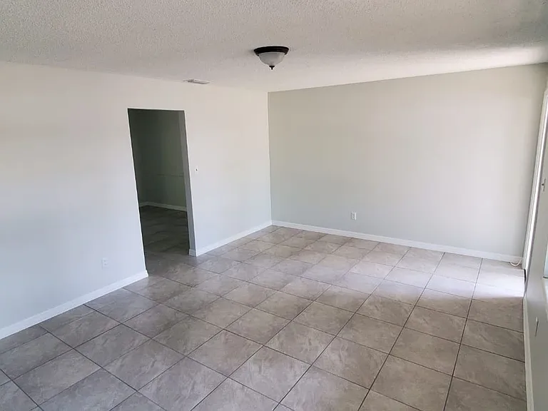2578 Seneca Ave — Photo 4