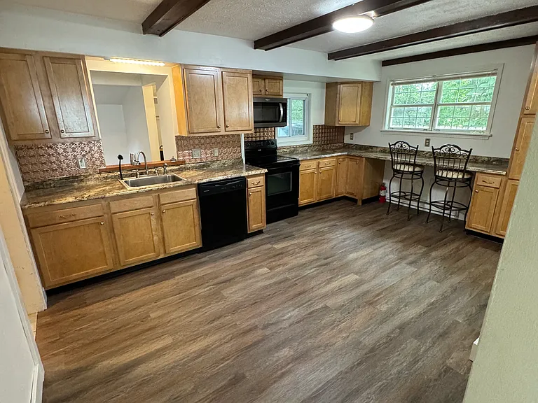 648 Woodside Dr — Photo 3