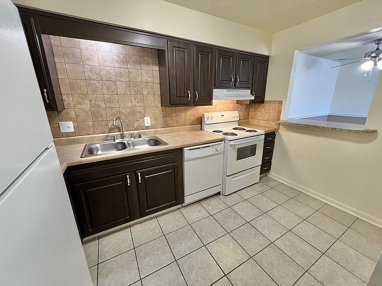 Countrybrook Apartments — Photo 31