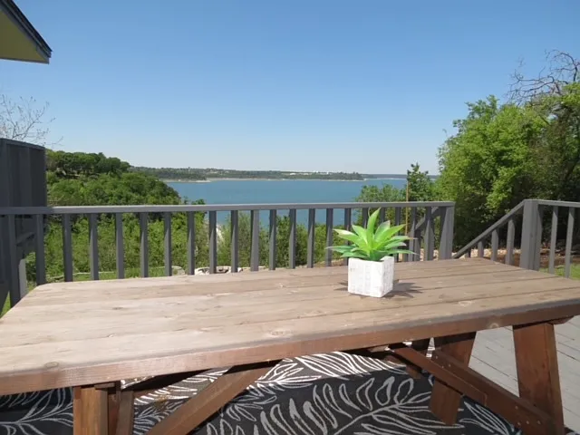 4724 Lakeview Dr — Photo 3
