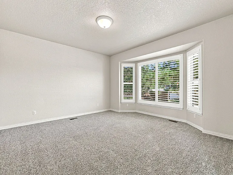 2425 Vanreen Dr — Photo 3