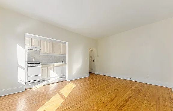 4th image of 13270 Sanford Ave APT 2D