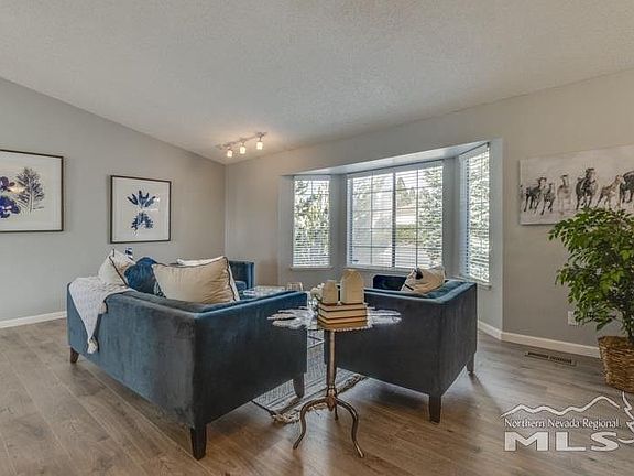 Living room (previous staging)