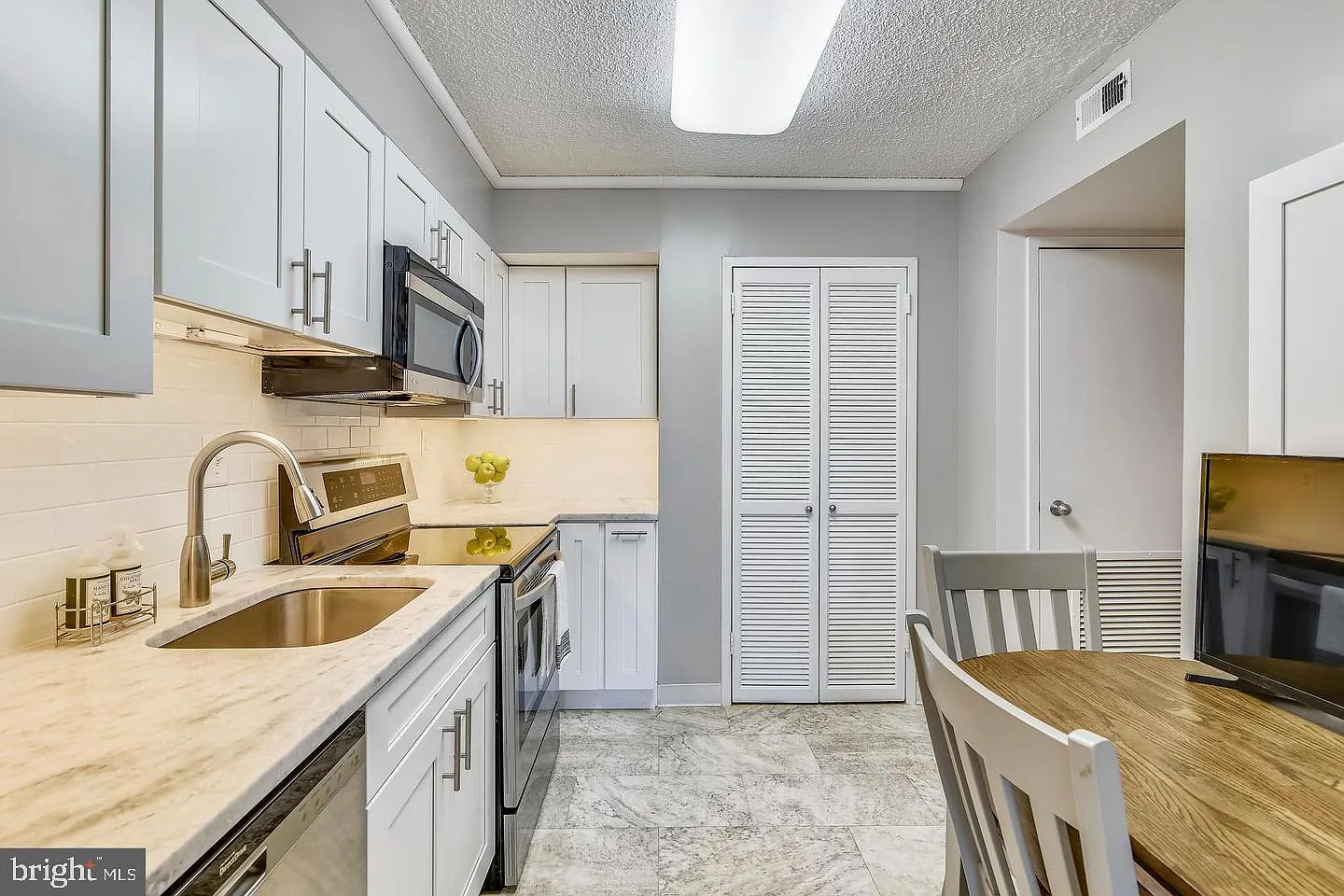1 bed, 856 sqft, $2,400 — Photo 2