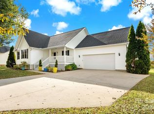 143 Beaver Dam Dr, Mills River, NC 28759