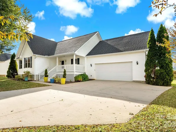 143 Beaver Dam Dr, Mills River, NC 28759