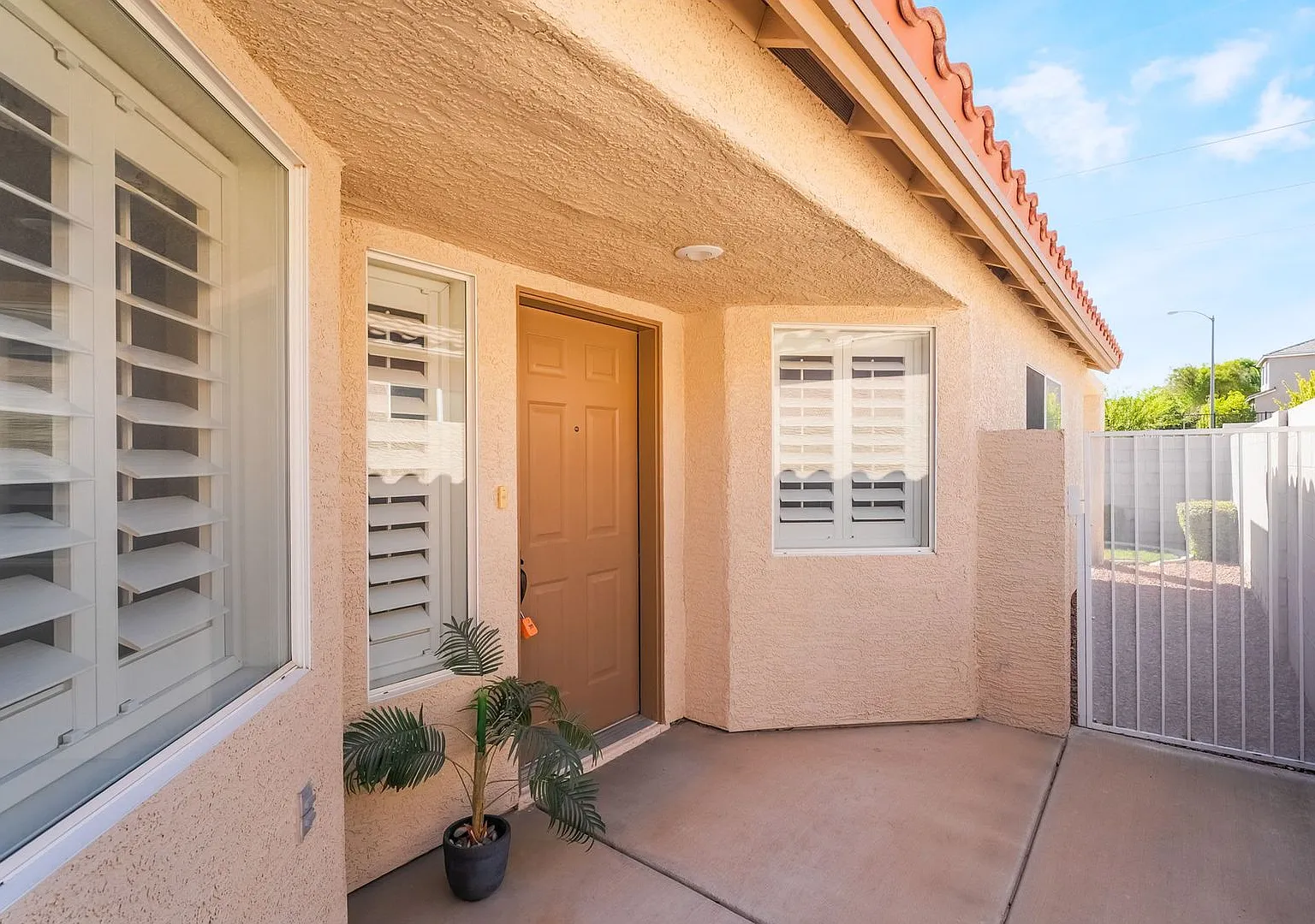 Charming Single-Story Home in Prime Henderson Location — Photo 3