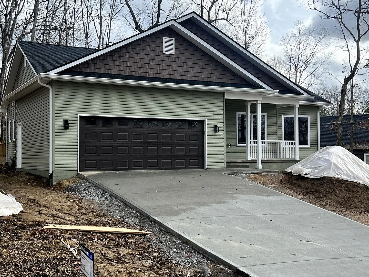 Practically new rental available for 6 months or 1 year lease & it has a lake view! — Photo 1