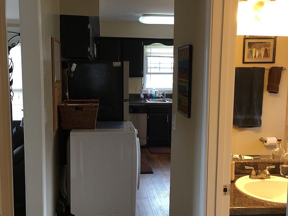 Hall looking from bedrooms to kitchen