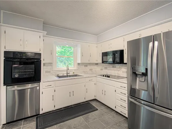 1196 Lake Rd, Liberty, MO 64068