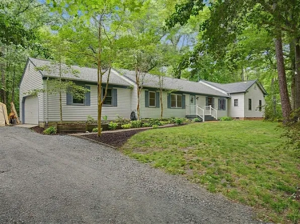 8172 Manor Dr, Gloucester, VA 23061