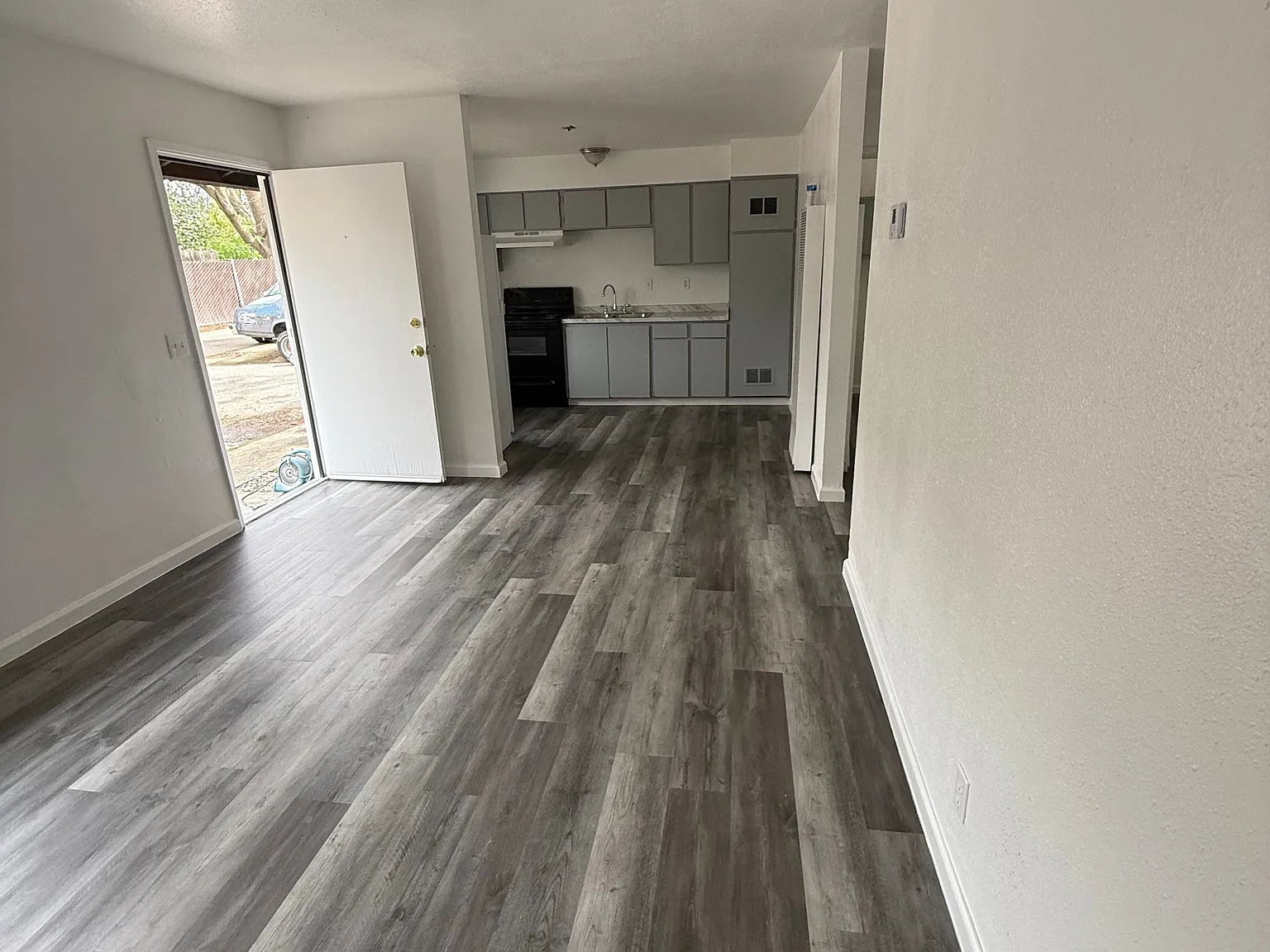 390 Henshaw Ave — Photo 2