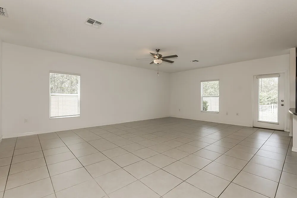 5 bed, 2.5 bath, 2216 sqft, $2,650 — Photo 4