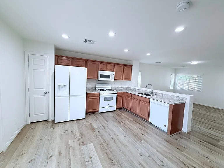 3610 Wireless Ct — Photo 2