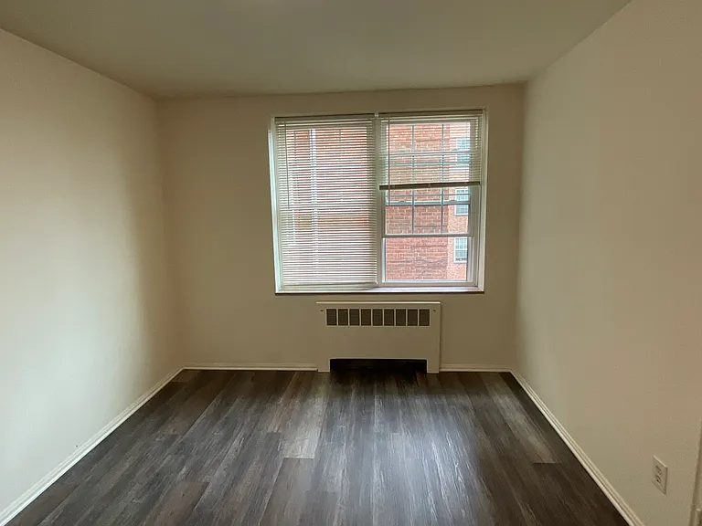 Country Club Apartments — Photo 27