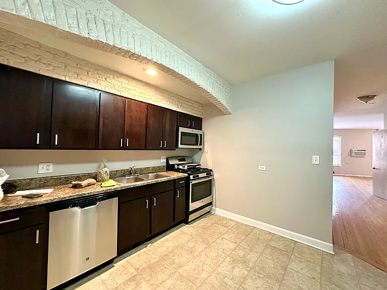 2858 N Clark St #2 — Photo 3