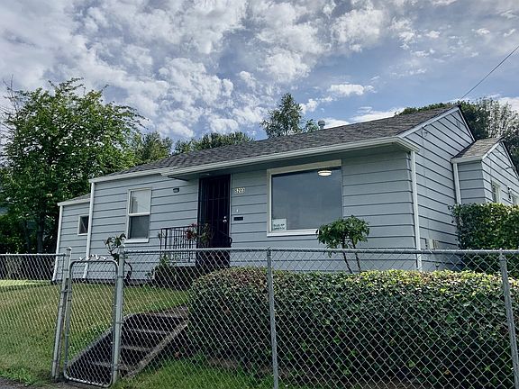 Convenient 2 Bed + Den + 1 Bath Home