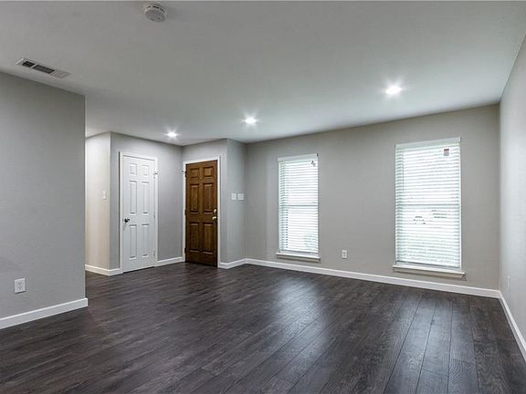 4th image of 921 Navasota Dr
