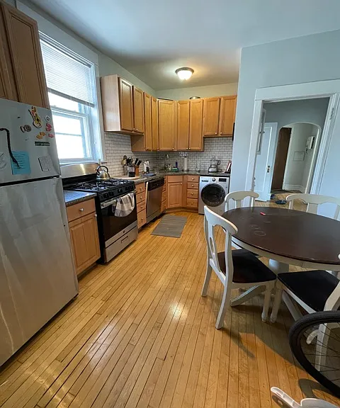 1441 W Berteau Ave #3R — Photo 3