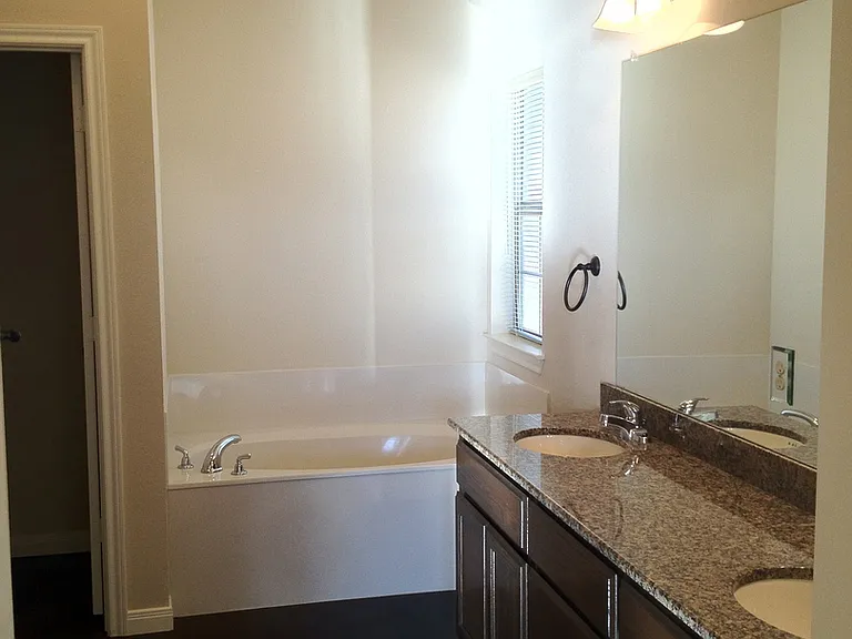 600 Monticello Cir — Photo 6