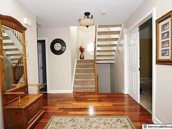 3rd image of 24 Hampton Hollow Dr