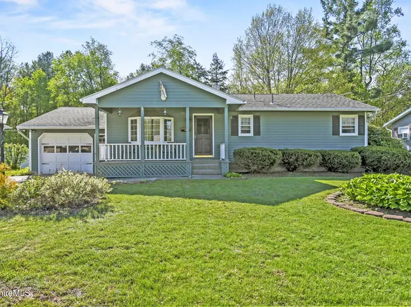 110 Maple Grove Dr, Pittsfield, MA 01201