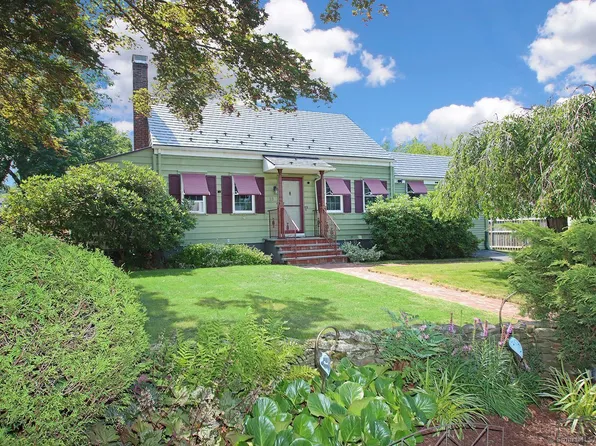 33 Vineyard Road, North Haven, CT 06473