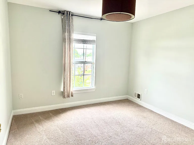 13 Roosevelt Ave — Photo 19