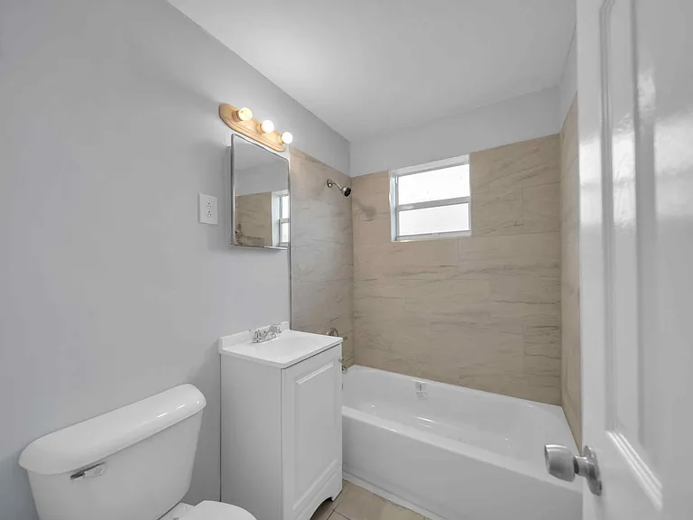 1527 Gardenia Ave — Photo 16