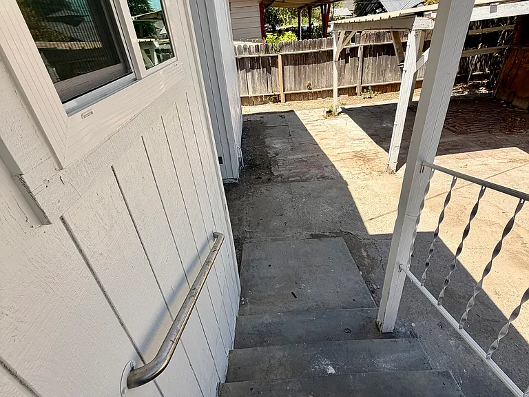 218 E 11th St — Photo 13