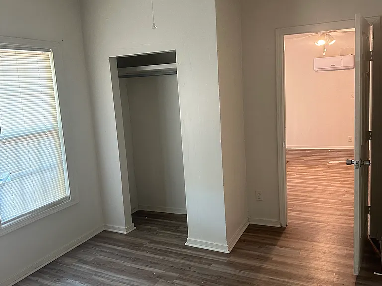 404 E Oak St — Photo 13